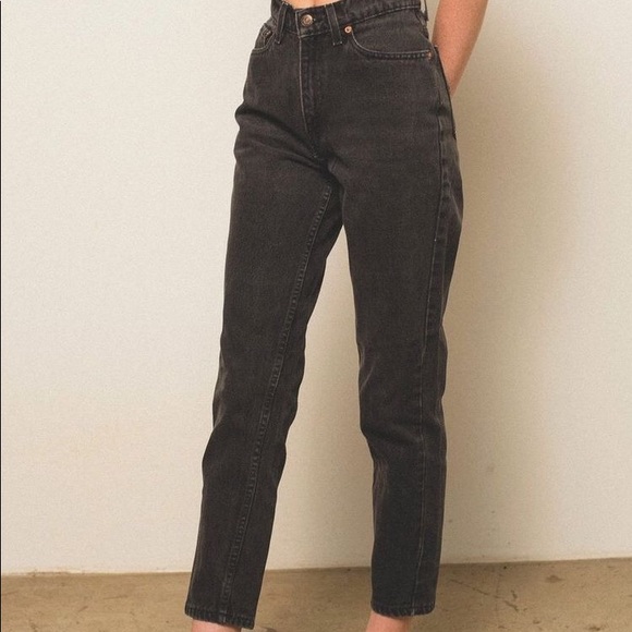 Levi Black Mom Short Cut Mom Jeans - Picture 2 of 2